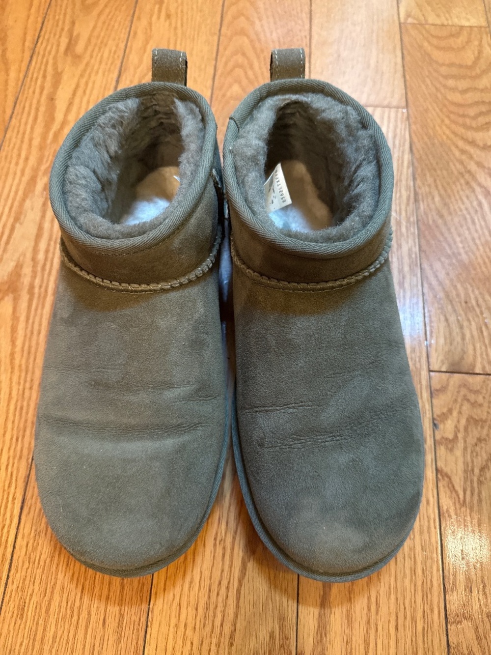 Women’s low green Ugg’s size women’s 8.